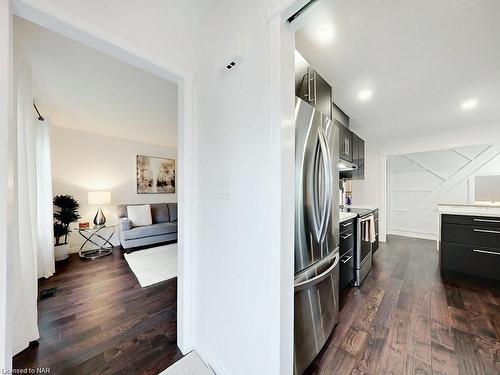 7499 Jubilee Drive, Niagara Falls, ON - Indoor Photo Showing Kitchen