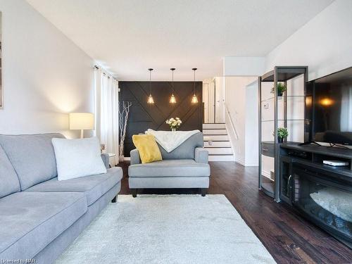 7499 Jubilee Drive, Niagara Falls, ON - Indoor Photo Showing Living Room