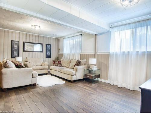 7499 Jubilee Drive, Niagara Falls, ON - Indoor Photo Showing Living Room