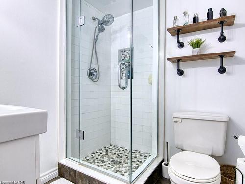 7499 Jubilee Drive, Niagara Falls, ON - Indoor Photo Showing Bathroom