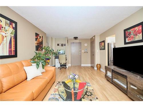 511-365 Geneva Street, St. Catharines, ON - Indoor Photo Showing Living Room