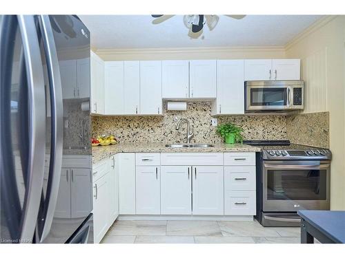 511-365 Geneva Street, St. Catharines, ON - Indoor Photo Showing Kitchen With Double Sink With Upgraded Kitchen