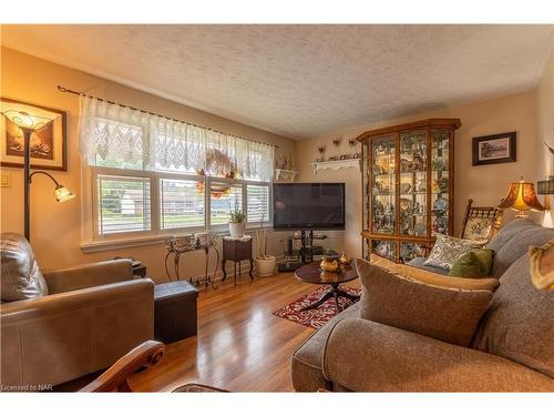 52 Chantler Road, Welland, ON - Indoor Photo Showing Living Room