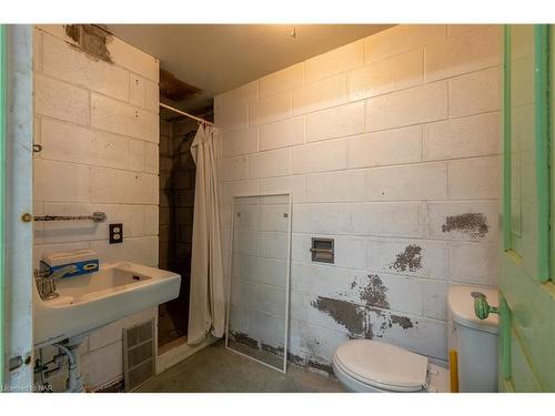 52 Chantler Road, Welland, ON - Indoor Photo Showing Bathroom