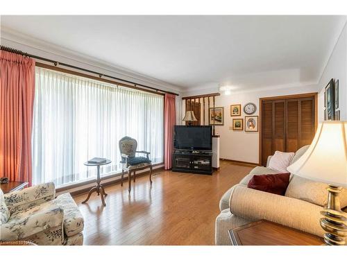 6 Woodside Drive, Port Colborne, ON - Indoor Photo Showing Living Room