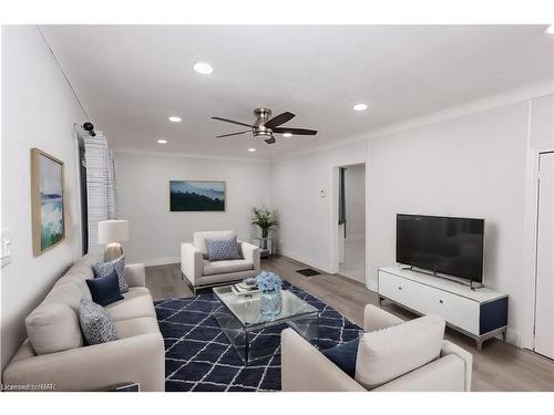 6610 Montrose Road, Niagara Falls, ON - Indoor Photo Showing Living Room