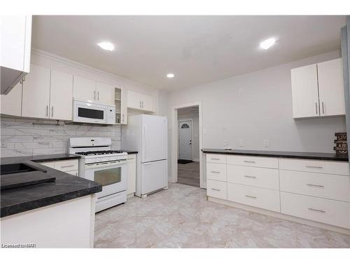 6610 Montrose Road, Niagara Falls, ON - Indoor Photo Showing Kitchen