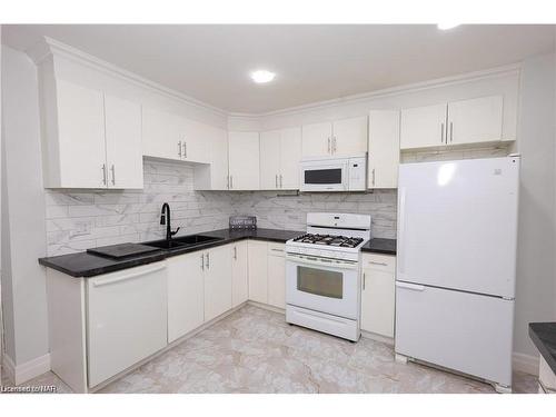 6610 Montrose Road, Niagara Falls, ON - Indoor Photo Showing Kitchen With Double Sink