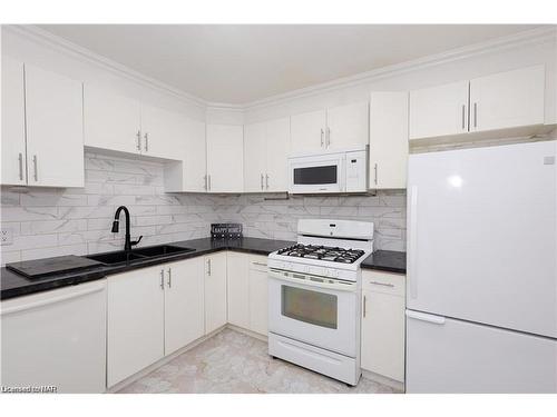 6610 Montrose Road, Niagara Falls, ON - Indoor Photo Showing Kitchen With Double Sink