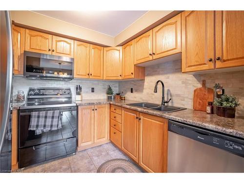 20 Robertson Road, Niagara-On-The-Lake, ON - Indoor Photo Showing Kitchen With Double Sink