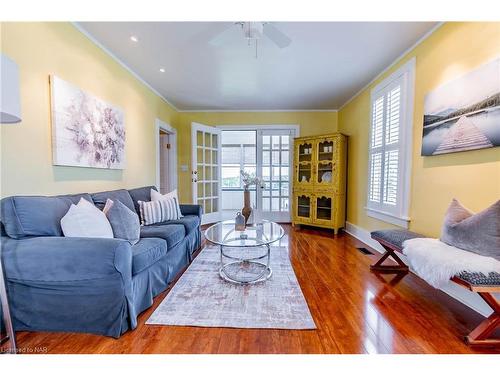 3959 Niagara River Parkway, Fort Erie, ON - Indoor Photo Showing Living Room