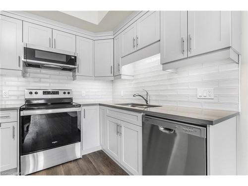 307-118 Summersides Boulevard, Pelham, ON - Indoor Photo Showing Kitchen With Double Sink With Upgraded Kitchen