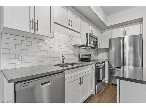 402-118 Summersides Boulevard, Pelham, ON - Indoor Photo Showing Kitchen With Double Sink With Upgraded Kitchen