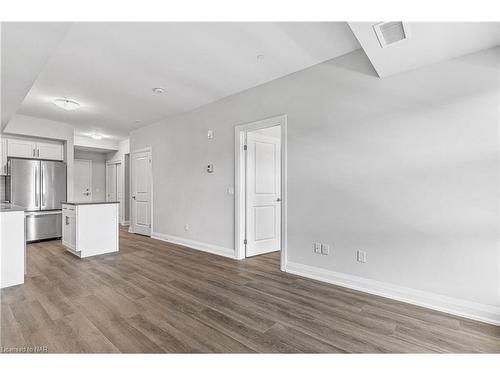 402-118 Summersides Boulevard, Pelham, ON - Indoor Photo Showing Kitchen