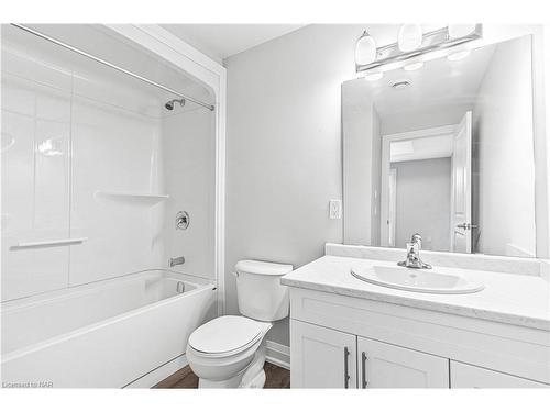 402-118 Summersides Boulevard, Pelham, ON - Indoor Photo Showing Bathroom