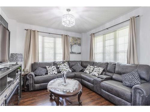 8760 Milomir Street, Niagara Falls, ON - Indoor Photo Showing Living Room