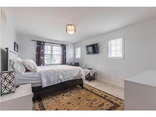 8760 Milomir Street, Niagara Falls, ON - Indoor Photo Showing Bedroom