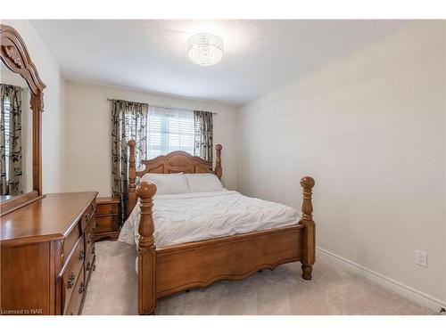 8760 Milomir Street, Niagara Falls, ON - Indoor Photo Showing Bedroom