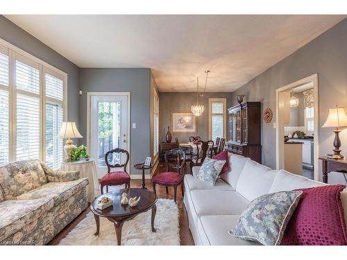 2234 Stonehaven Avenue, Niagara Falls, ON - Indoor Photo Showing Living Room