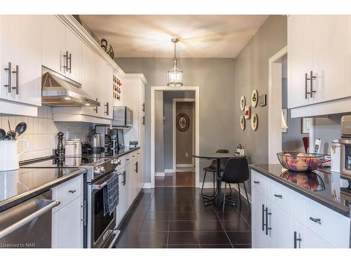 2234 Stonehaven Avenue, Niagara Falls, ON - Indoor Photo Showing Kitchen With Upgraded Kitchen