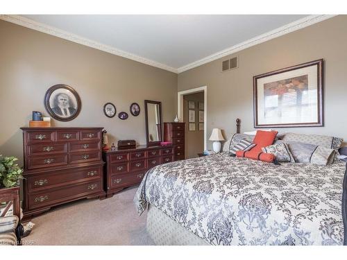 2234 Stonehaven Avenue, Niagara Falls, ON - Indoor Photo Showing Bedroom