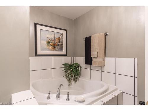 2234 Stonehaven Avenue, Niagara Falls, ON - Indoor Photo Showing Bathroom