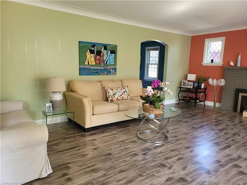 40 Walnut Street, Port Colborne, ON - Indoor Photo Showing Living Room