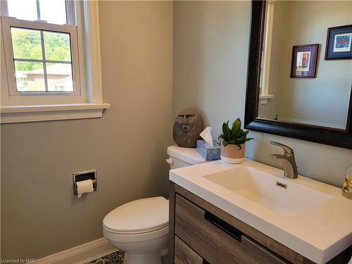 40 Walnut Street, Port Colborne, ON - Indoor Photo Showing Bathroom