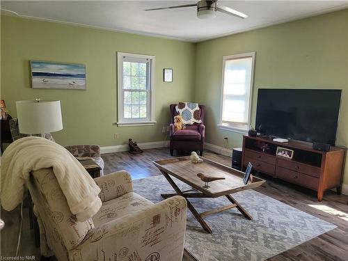 40 Walnut Street, Port Colborne, ON - Indoor Photo Showing Living Room