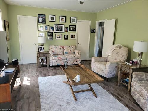 40 Walnut Street, Port Colborne, ON - Indoor Photo Showing Living Room