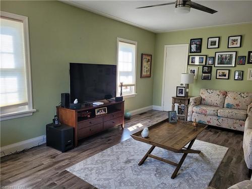 40 Walnut Street, Port Colborne, ON - Indoor Photo Showing Living Room