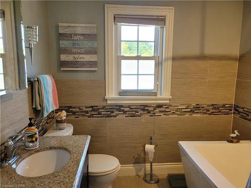 40 Walnut Street, Port Colborne, ON - Indoor Photo Showing Bathroom