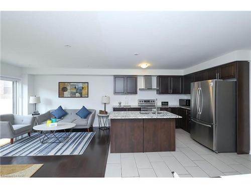 7710 Buckeye Crescent, Niagara Falls, ON - Indoor Photo Showing Kitchen