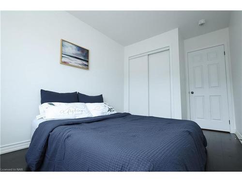 7710 Buckeye Crescent, Niagara Falls, ON - Indoor Photo Showing Bedroom