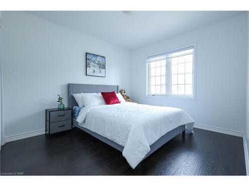 7710 Buckeye Crescent, Niagara Falls, ON - Indoor Photo Showing Bedroom