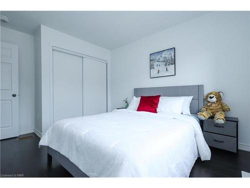 7710 Buckeye Crescent, Niagara Falls, ON - Indoor Photo Showing Bedroom