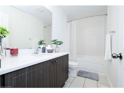 7710 Buckeye Crescent, Niagara Falls, ON - Indoor Photo Showing Bathroom