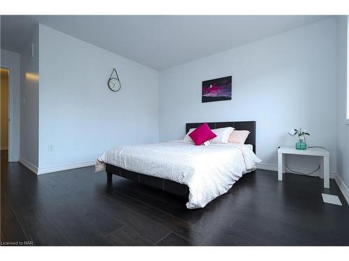 7710 Buckeye Crescent, Niagara Falls, ON - Indoor Photo Showing Bedroom