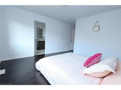 7710 Buckeye Crescent, Niagara Falls, ON - Indoor Photo Showing Bedroom