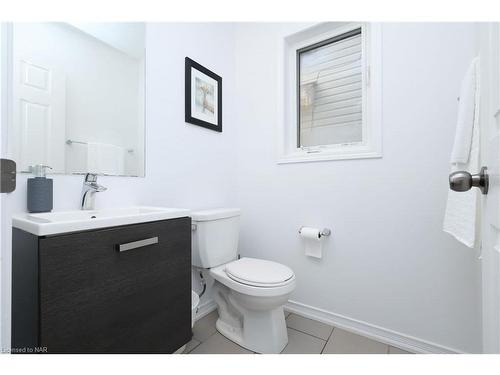 7710 Buckeye Crescent, Niagara Falls, ON - Indoor Photo Showing Bathroom