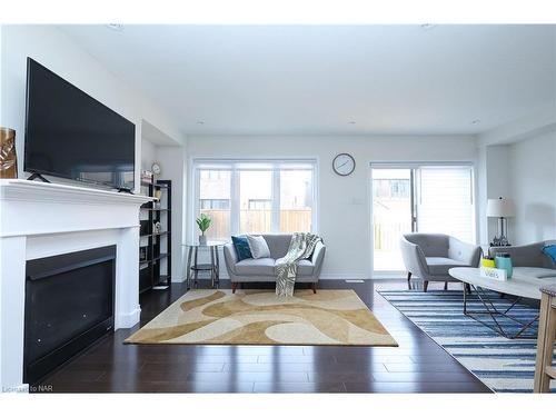 7710 Buckeye Crescent, Niagara Falls, ON - Indoor Photo Showing Living Room With Fireplace