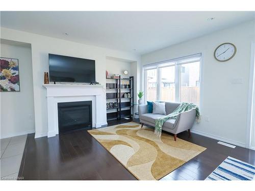 7710 Buckeye Crescent, Niagara Falls, ON - Indoor Photo Showing Living Room With Fireplace