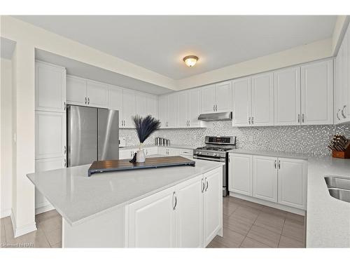 34 Oriole Crescent, Port Colborne, ON - Indoor Photo Showing Kitchen With Double Sink With Upgraded Kitchen