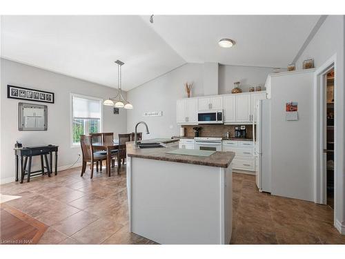 8028 Booth Street, Niagara Falls, ON - Indoor Photo Showing Kitchen