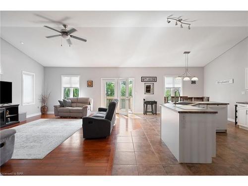 8028 Booth Street, Niagara Falls, ON - Indoor Photo Showing Living Room