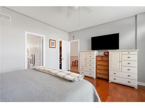 8028 Booth Street, Niagara Falls, ON - Indoor Photo Showing Bedroom