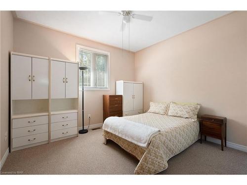 8028 Booth Street, Niagara Falls, ON - Indoor Photo Showing Bedroom