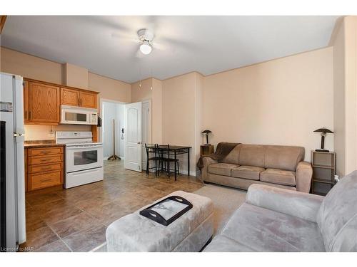 8028 Booth Street, Niagara Falls, ON - Indoor Photo Showing Living Room