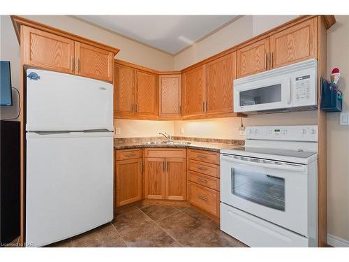 8028 Booth Street, Niagara Falls, ON - Indoor Photo Showing Kitchen