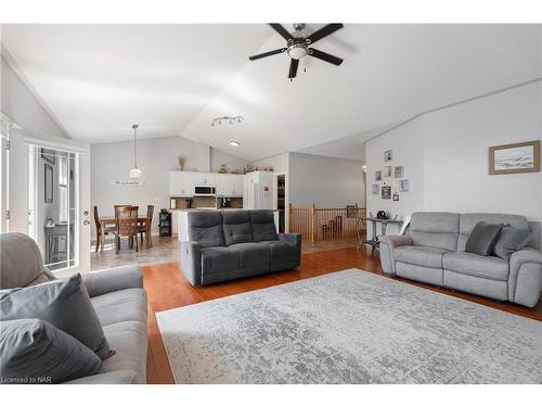 8028 Booth Street, Niagara Falls, ON - Indoor Photo Showing Living Room